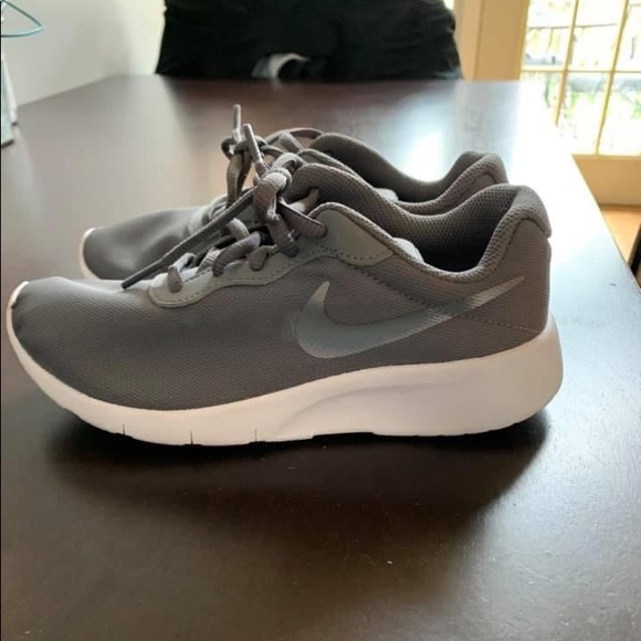 NEW Youth Nike athletic shoe - Picture 2 of 3